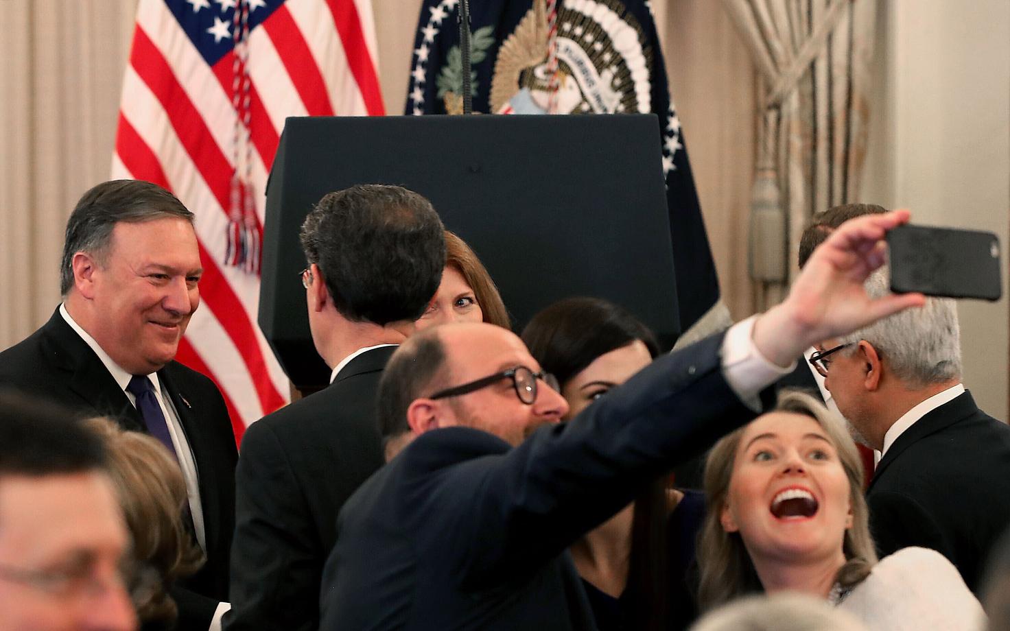 Mike Pompeo (vasakul) tervitab USA välisministeeriumi ametnikke pärast ametisse vannutamist.