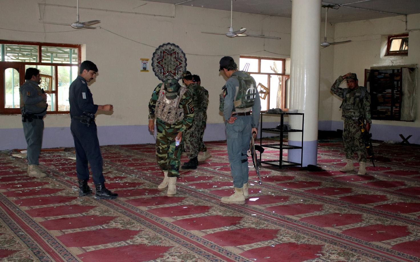 Afganistani võimuesindajad Khosti linnas 6. mail sündmuskohta uurimas.