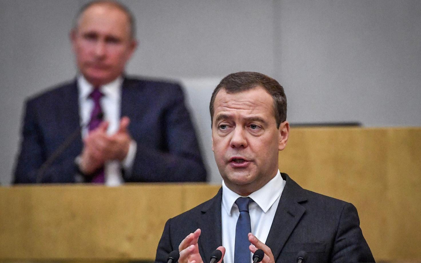 Venemaa peaminister Dmitri Medvedev 8. mail riigiduumas, taustal president Vladimir Putin.