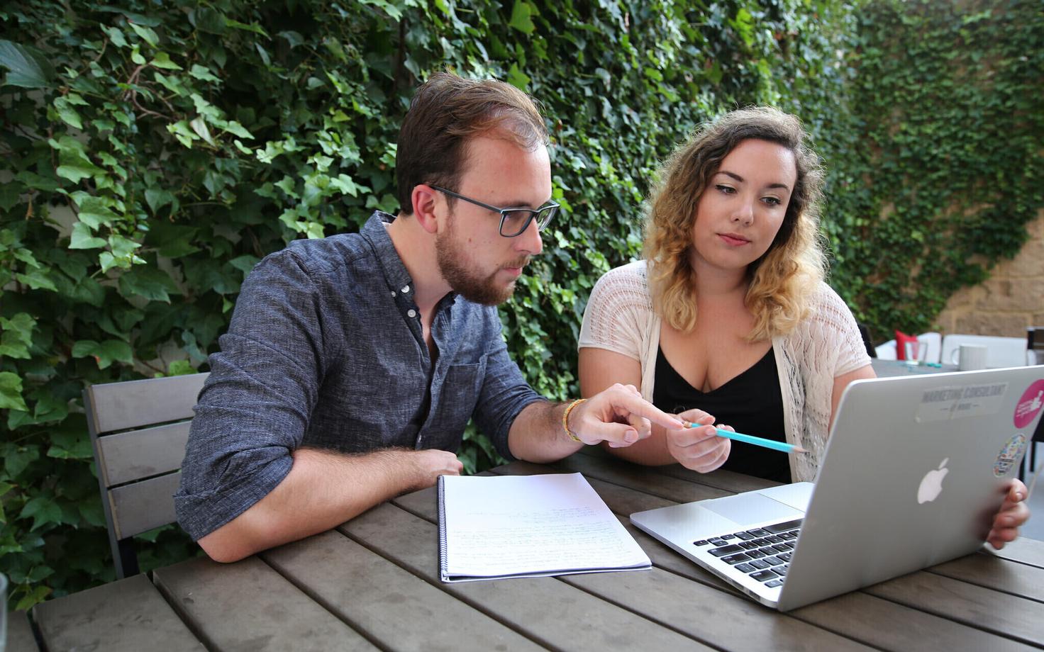 Разрыв в оплате труда как в государственном, так и в частном секторах примерно одинаковый.
