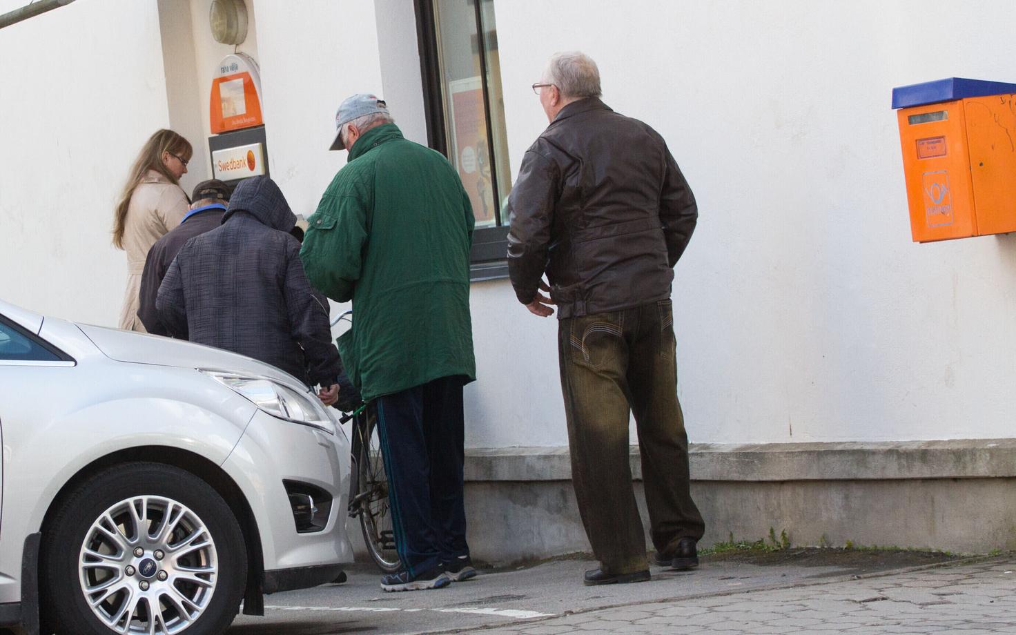 Pensionipäev toob rahaautomaadi juurde järjekorra.
