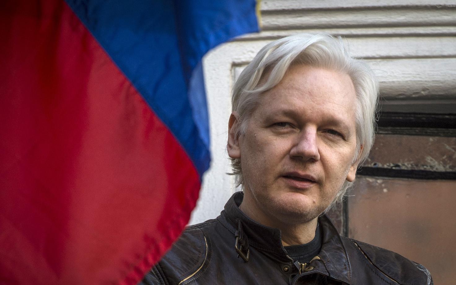Julian Assange Londonis Ecuadori saatkonna rõdul.