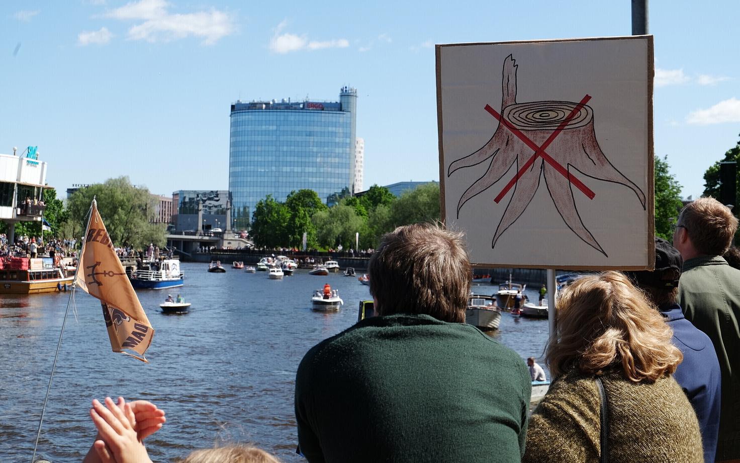 Protest in support of protecting the Emajõgi River in Tartu on Saturday. May 19, 2018.