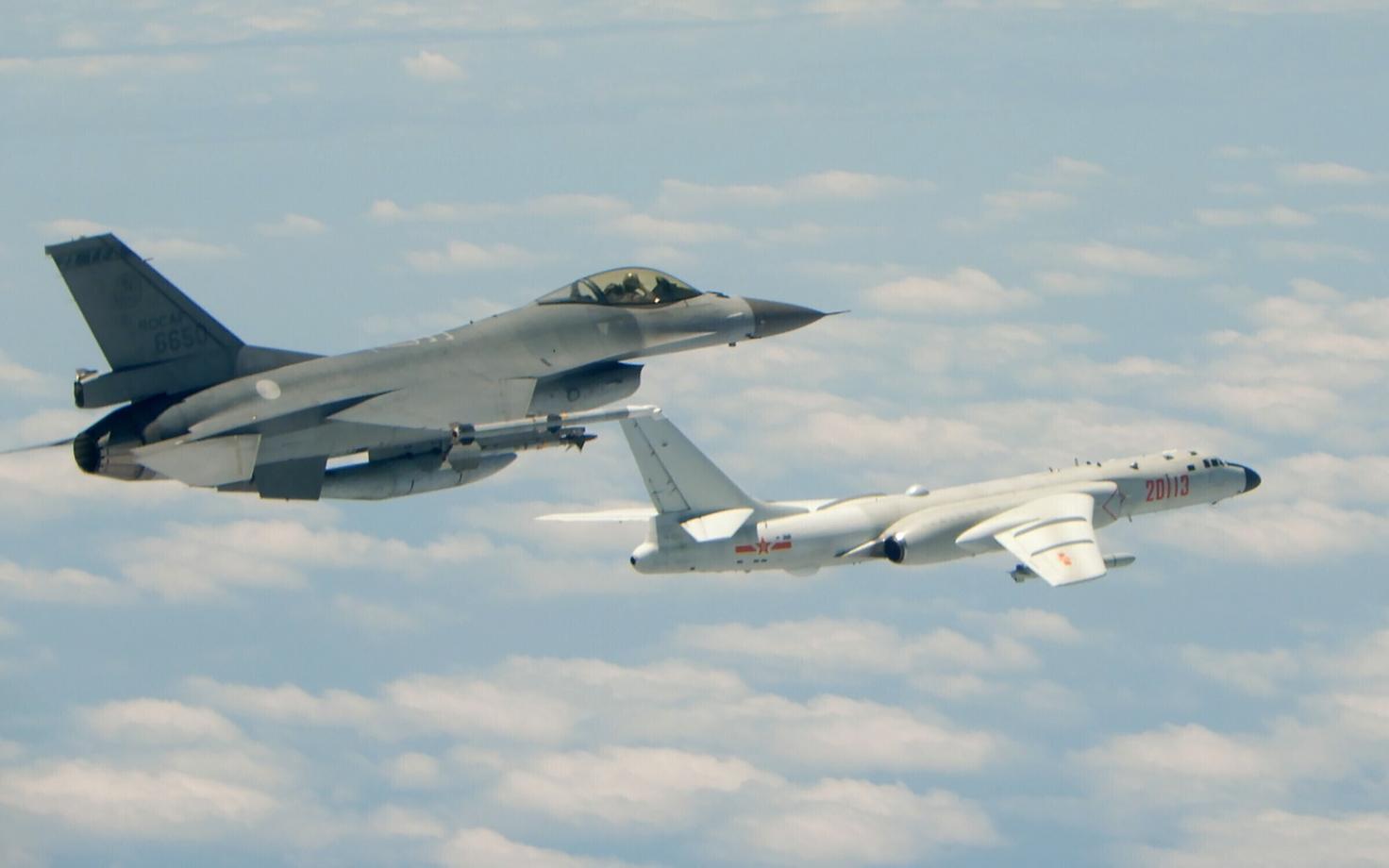 Taiwani hävituslennuk F-16 ja Hiina Rahvavabariigi pommituslennuk H-6K 11. mail.