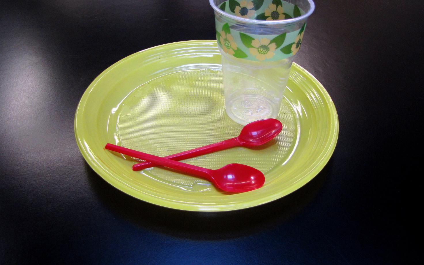 Одноразовая посуда. Иллюстративное фото.