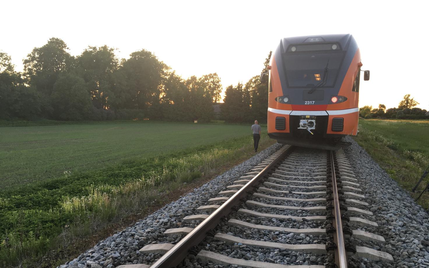 Поезда не могут быстро останавливаться даже при скорости 40-50 км/ч.