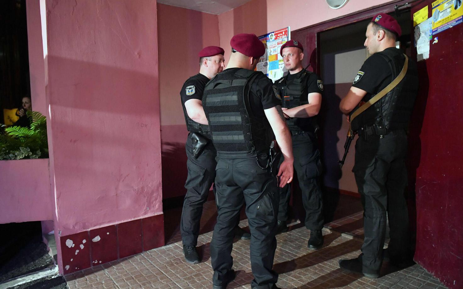 Представители полиции у дома Аркадия Бабченко 29 мая