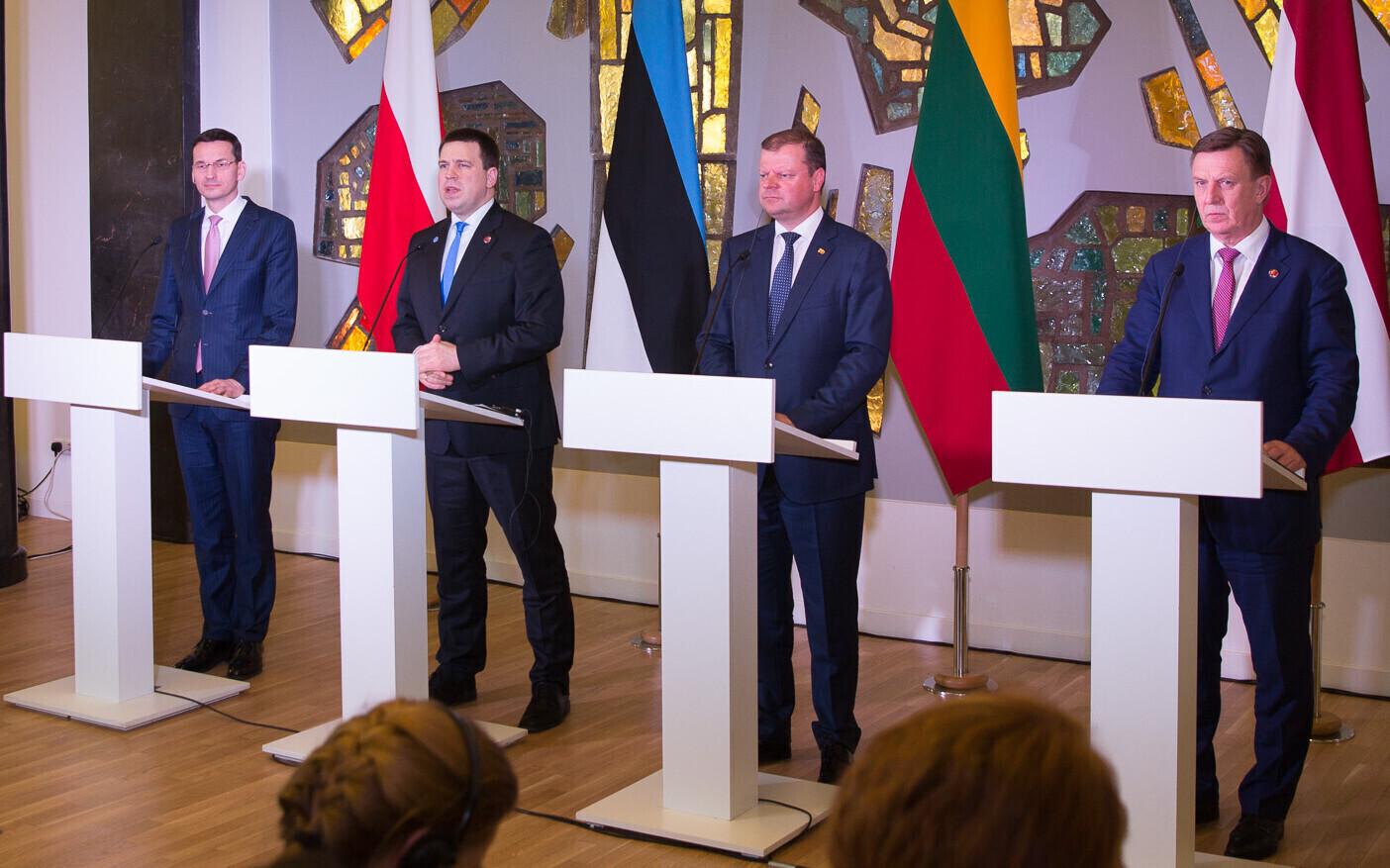 Премьер-министр Польши Матеуш Моравецкий, Эстонии - Юри Ратас, Литвы - Саулюс Сквернялис и Латвии - Марис Кучинскис.