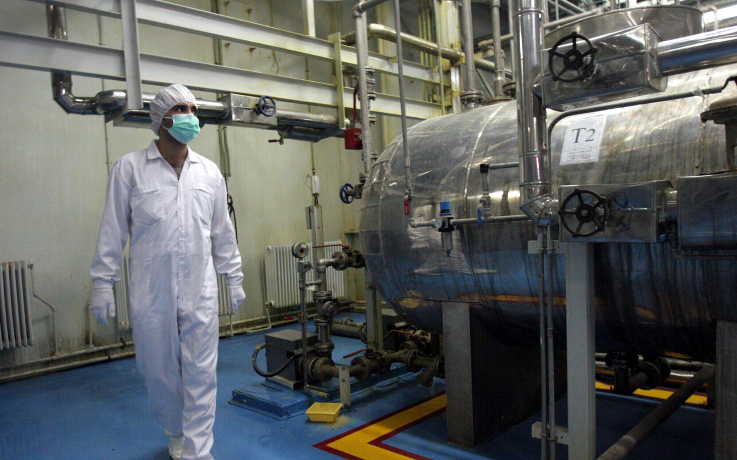 Töötaja Iraani Isfahani tuumakompleksis 2007. aastal.