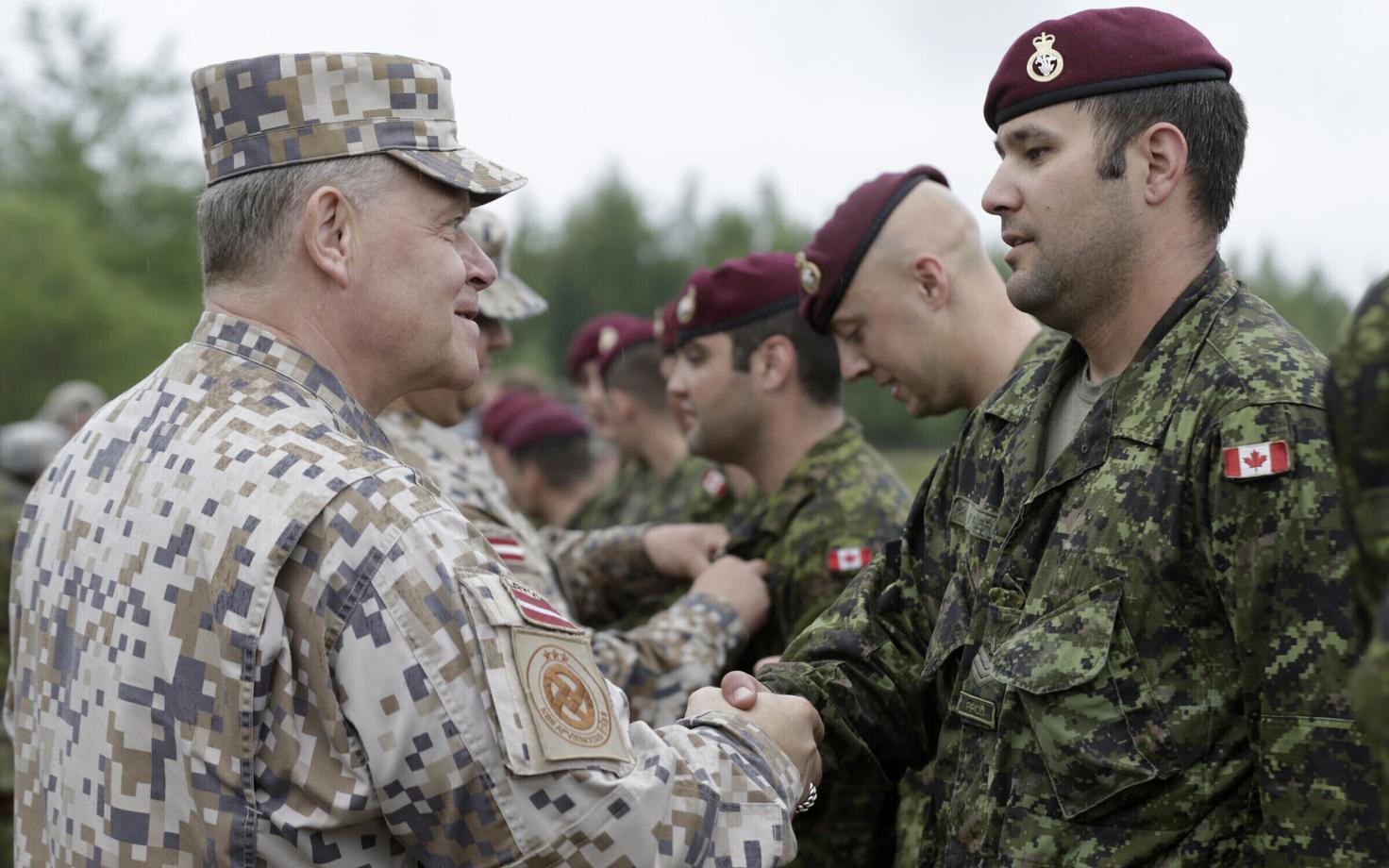 Läti kaitseväe ülem Raimonds Graube Kanada sõduritega.