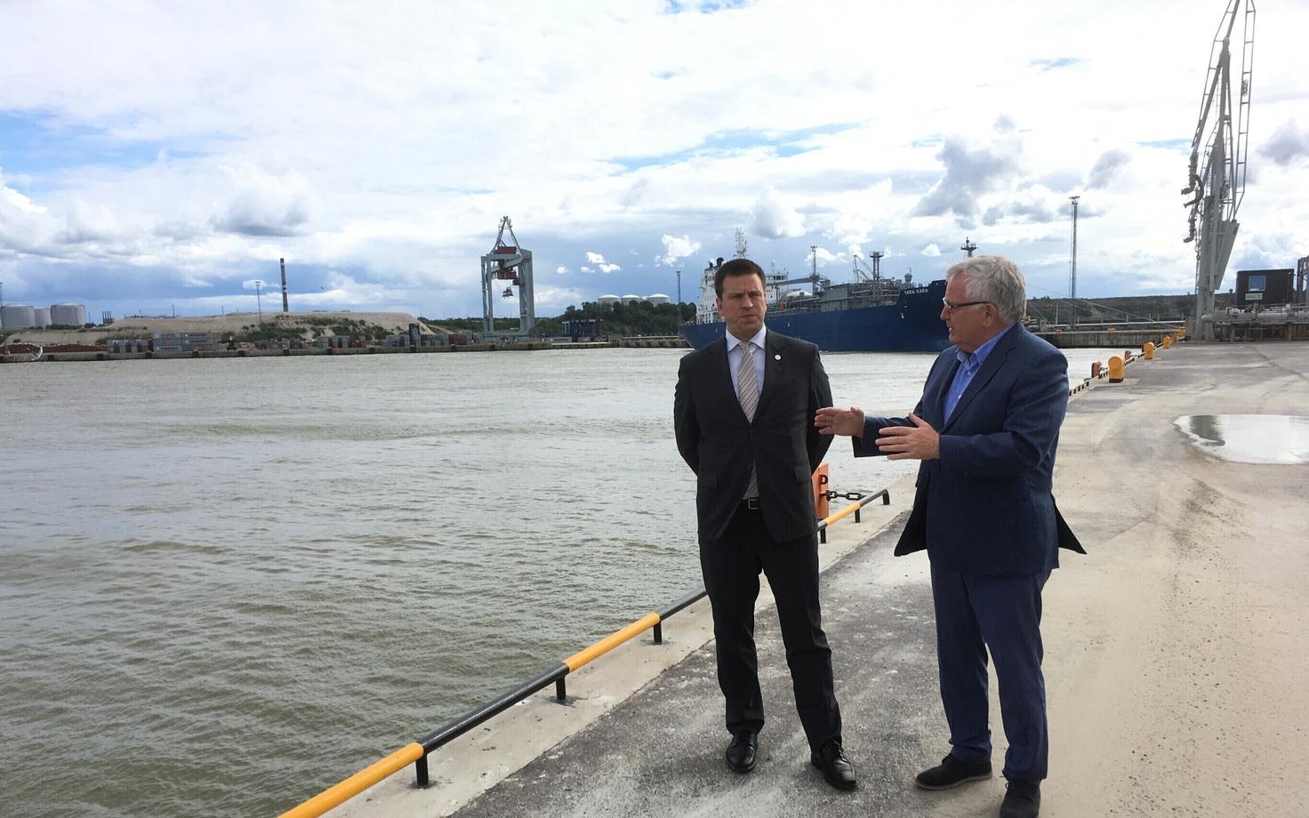 Jüri Ratas ja Tiit Vähi Sillamäe sadamas.