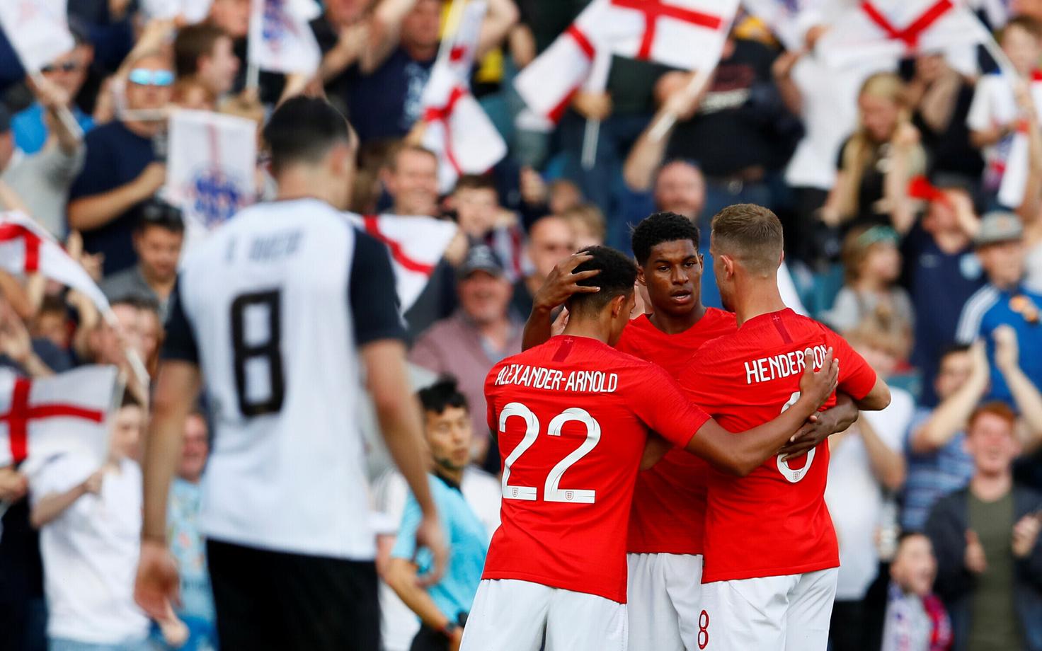 Marcus Rashford kaaslastega väravat tähistamas.