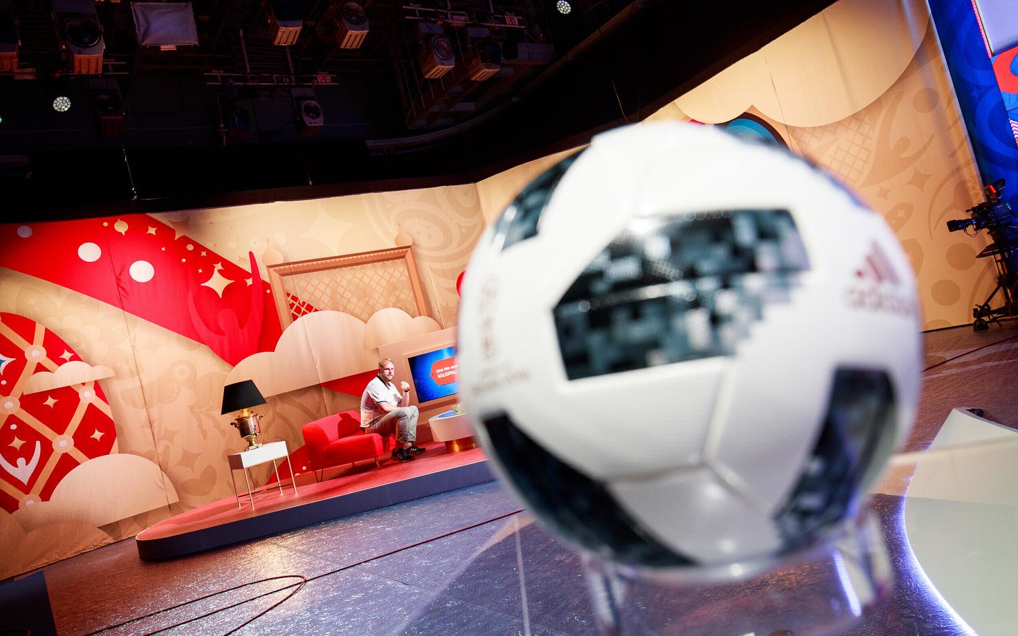 MM-i ametlik mängupall ERR-i jalgpallistuudios.