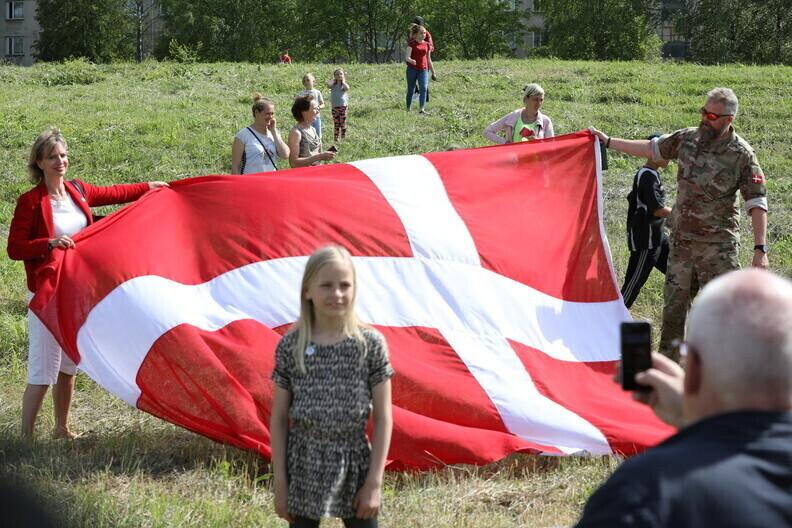 Датский флаг в Тапа.