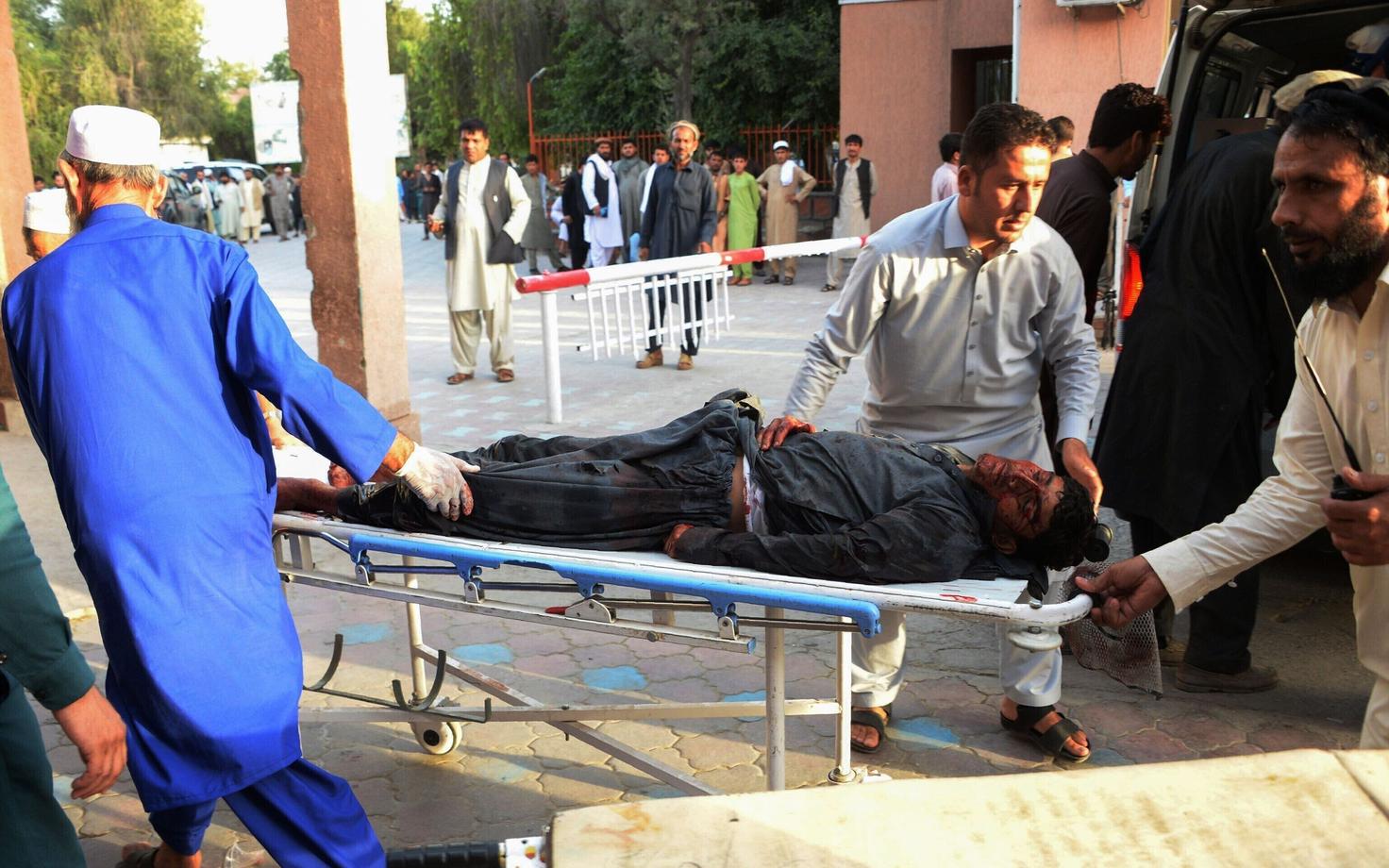 Vabatahtlikud abistamas Afganistani rünnakus kannatanuid.