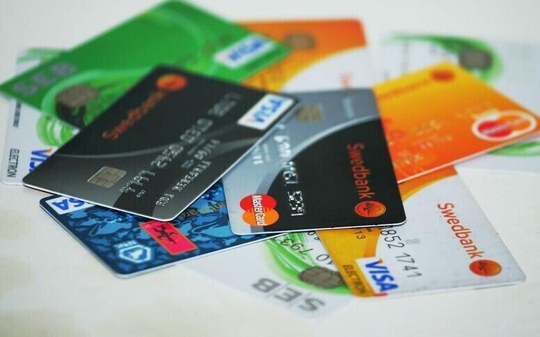 Swedbank väljastab uusi kaarte vaikimisi viipemaksevõimekusega, SEB kliendid peavad selleks ise soovi avaldama.