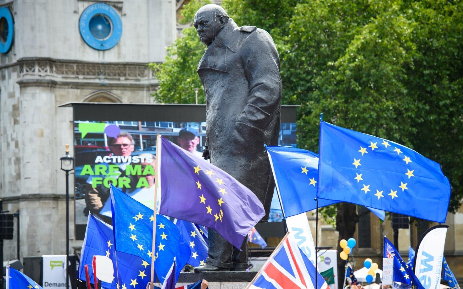 В июне в центре Лондона протестующие требовали народного референдума по условиям соглашения по брекситу.