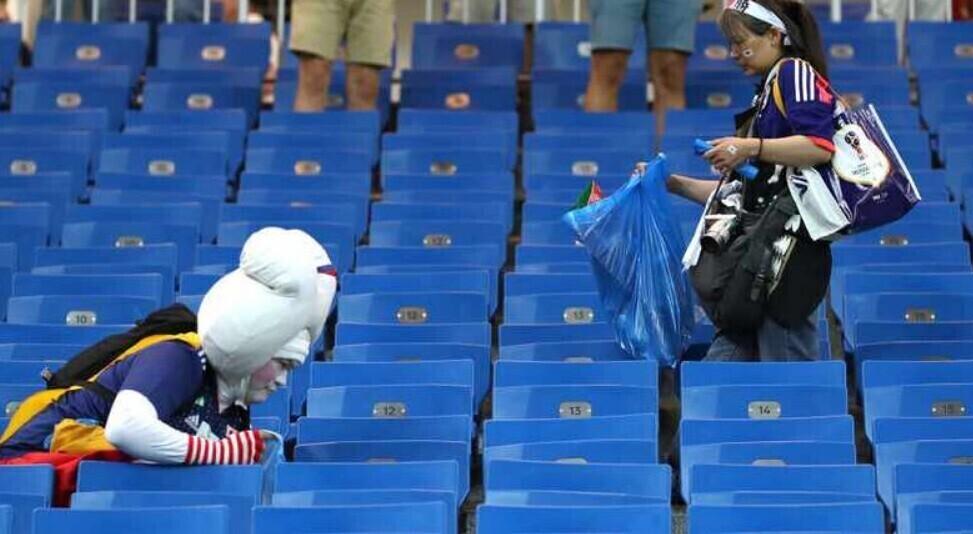 Японские болельщики после матча убирают трибуны.