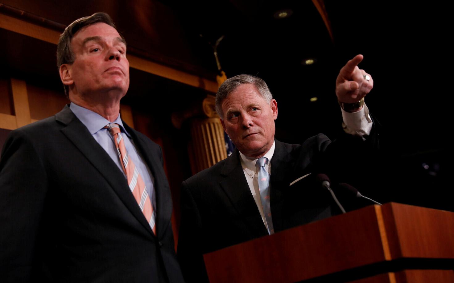 Senati luurekomitee juhtiv demokraat Mark Warner (vasakul) ja vabariiklasest esimees Richard Burr.