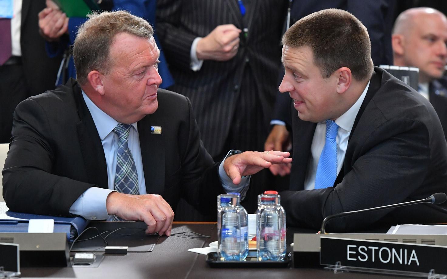 Jüri Ratas (right) in conversation with Danish PM Lars Lokke Rasmussen at yesterday's NATO summit.