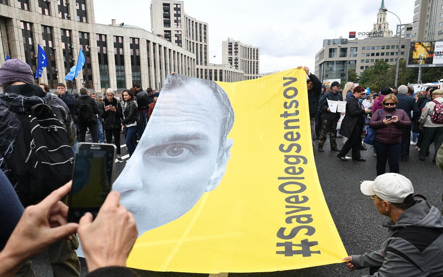 Российская оппозиция трбует освободить Олега Сенцова.