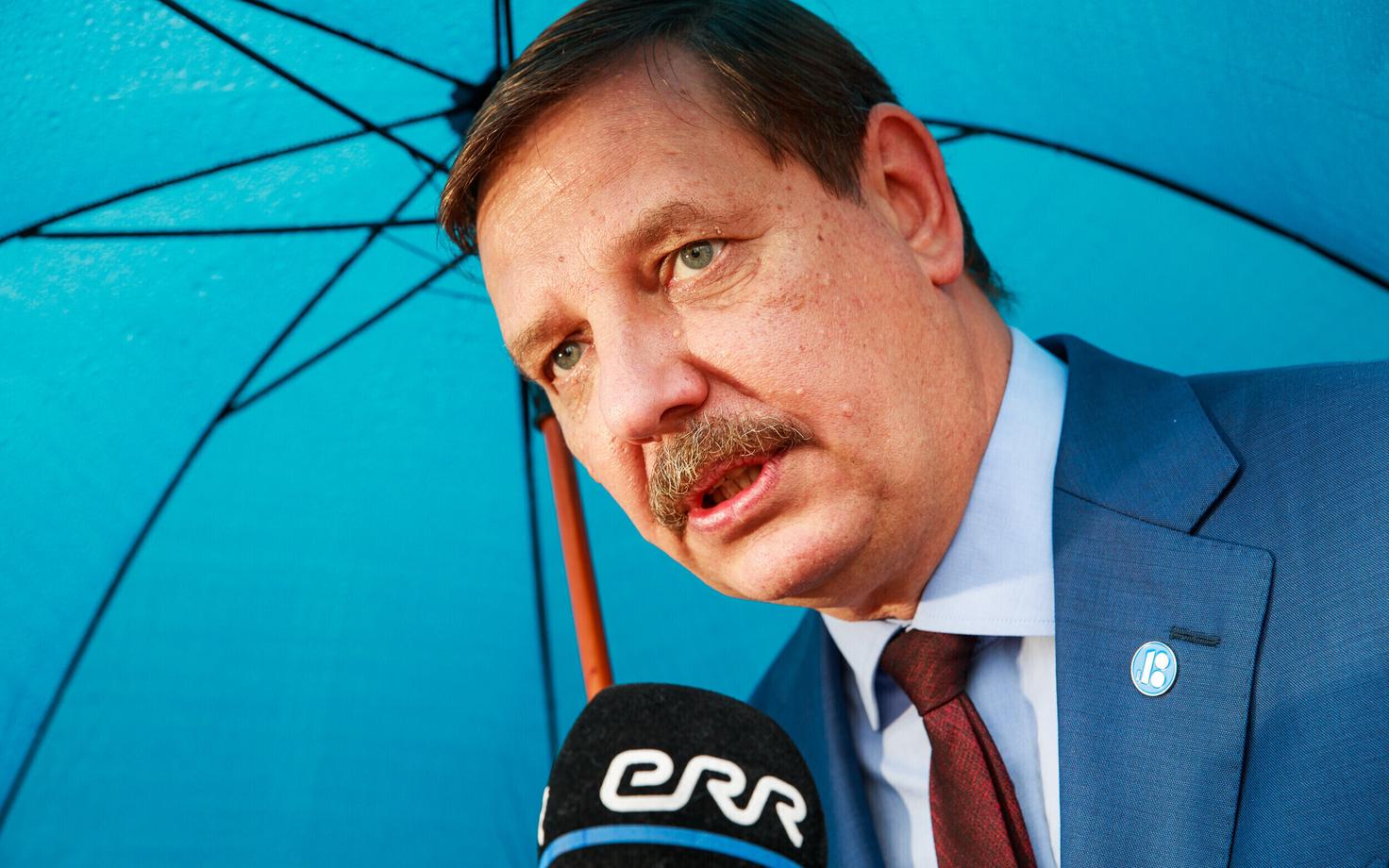 Таави Аас обвиняет комиссию в предвзятости к центристам.