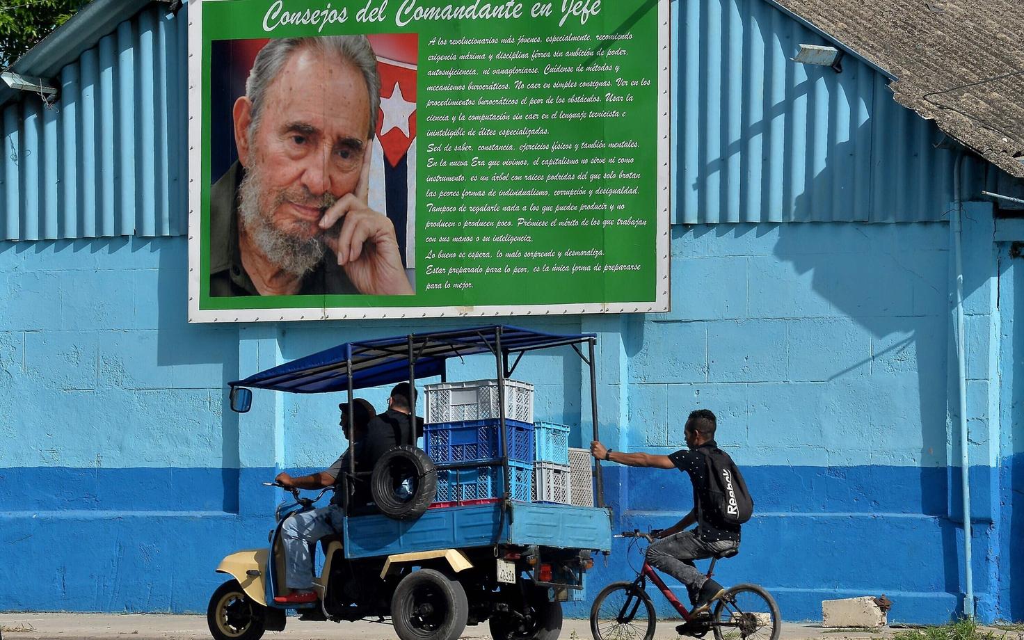 Kuuba töölised Castro plakati all.