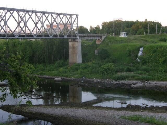 Железнодорожный мост через Нарову.