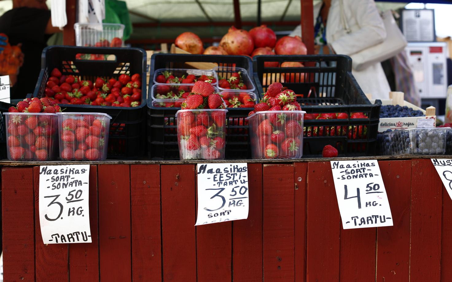 Цены эстонской клубники в Таллинне на Центральном рынке и рынке около Балтийского вокзала.