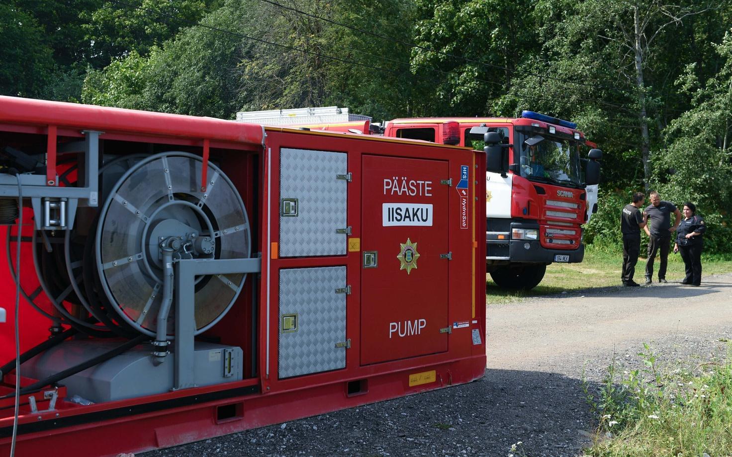 Эстонские спасатели тушат лесной пожар в Нарва-Йыэсуу.