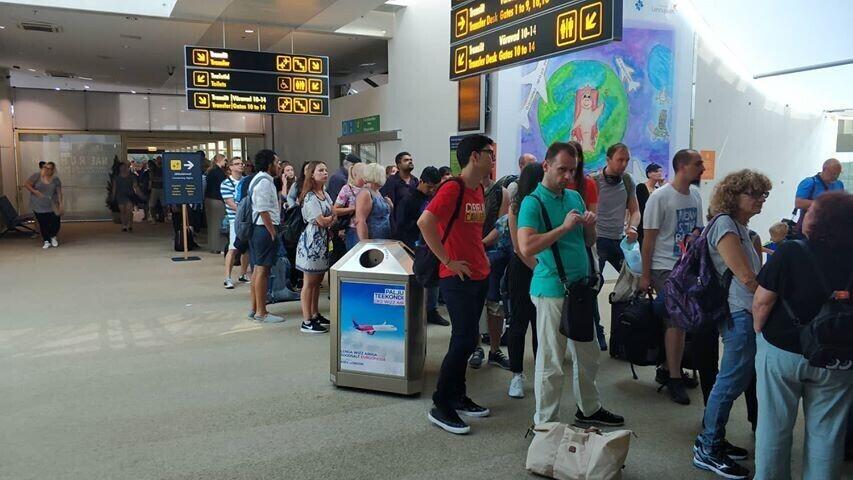 Очередь в Таллиннском аэропорту.