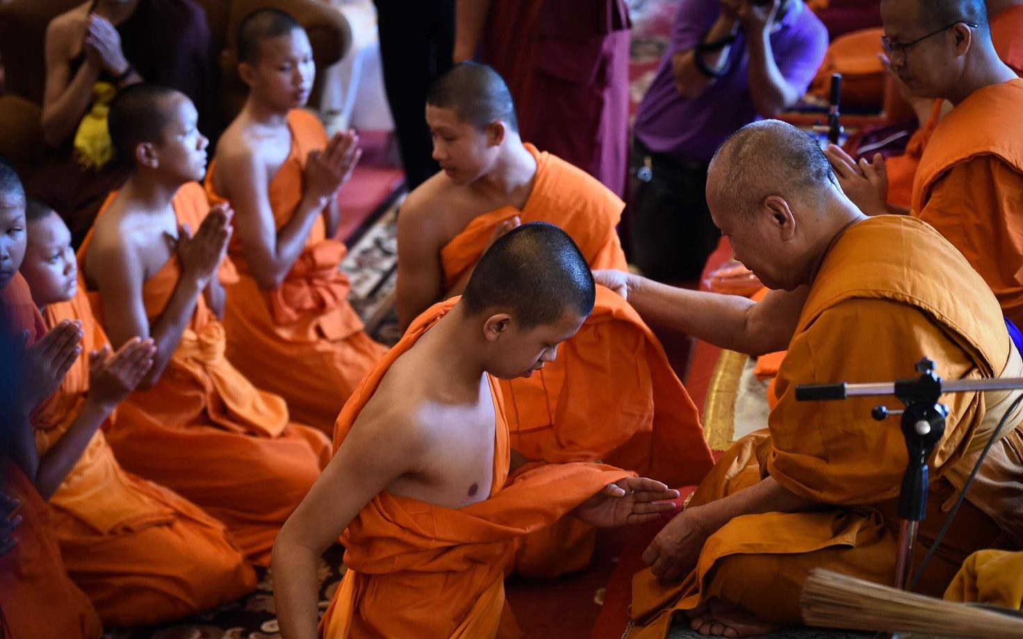 Таиландских подростков посвятили в монахи.