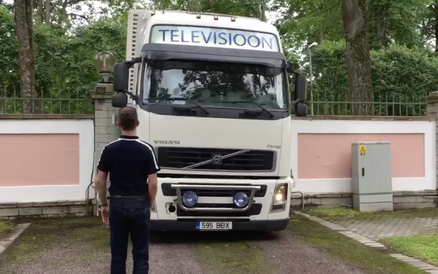 Ülekandebussi roosiaeda toomine oli millimeetrite mäng.