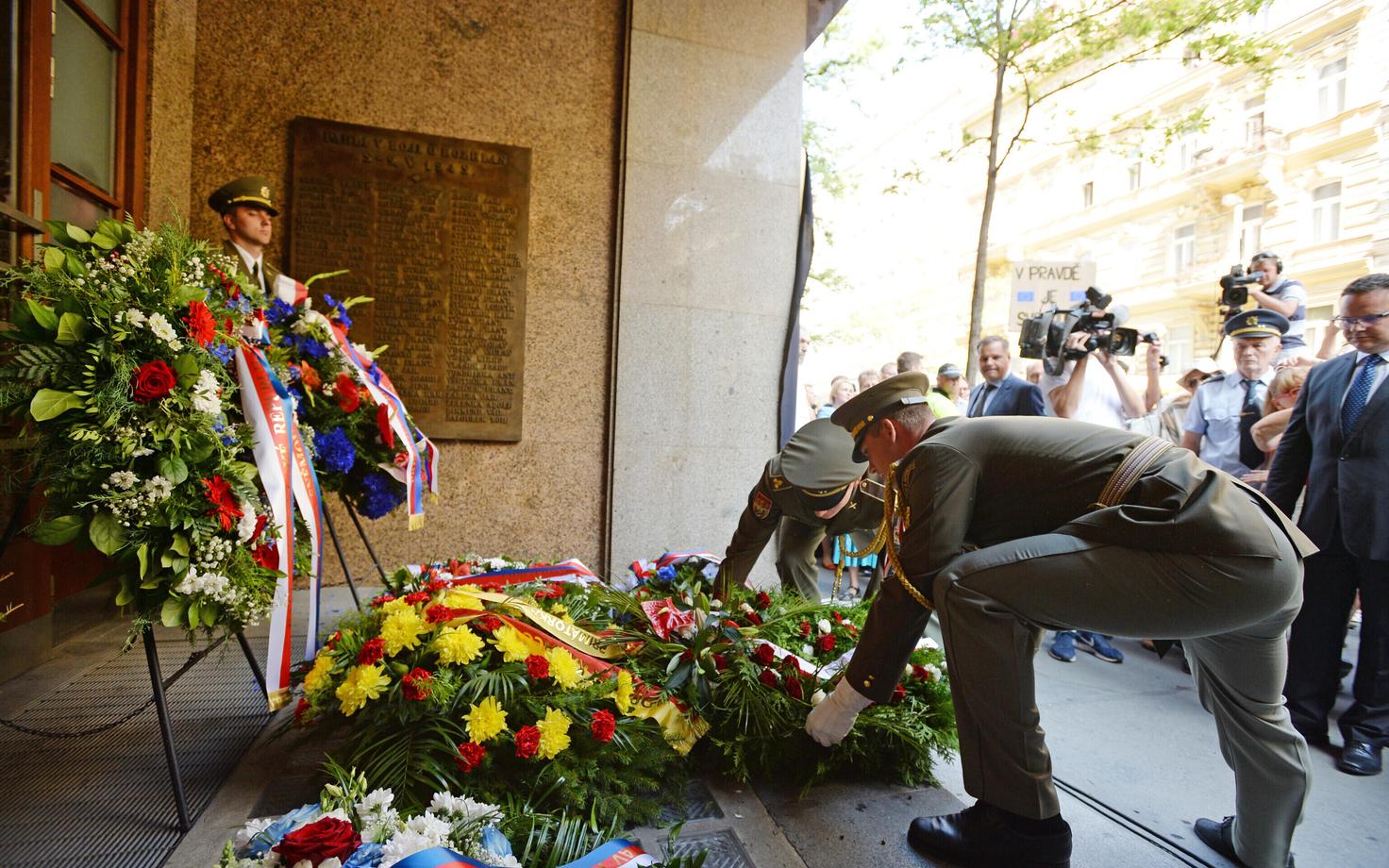 Pärjad Prahas Venemaa saatkonna juures.