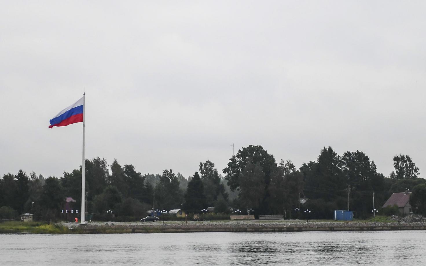 Российский флаг на противоположном берегу реки Нарва.