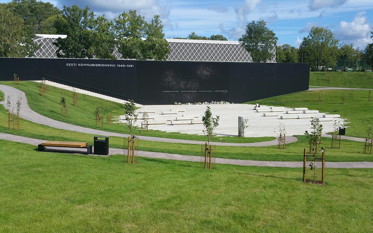 Сочетаются ли футбольный холл и мемориал? Мнения сторон разнятся.