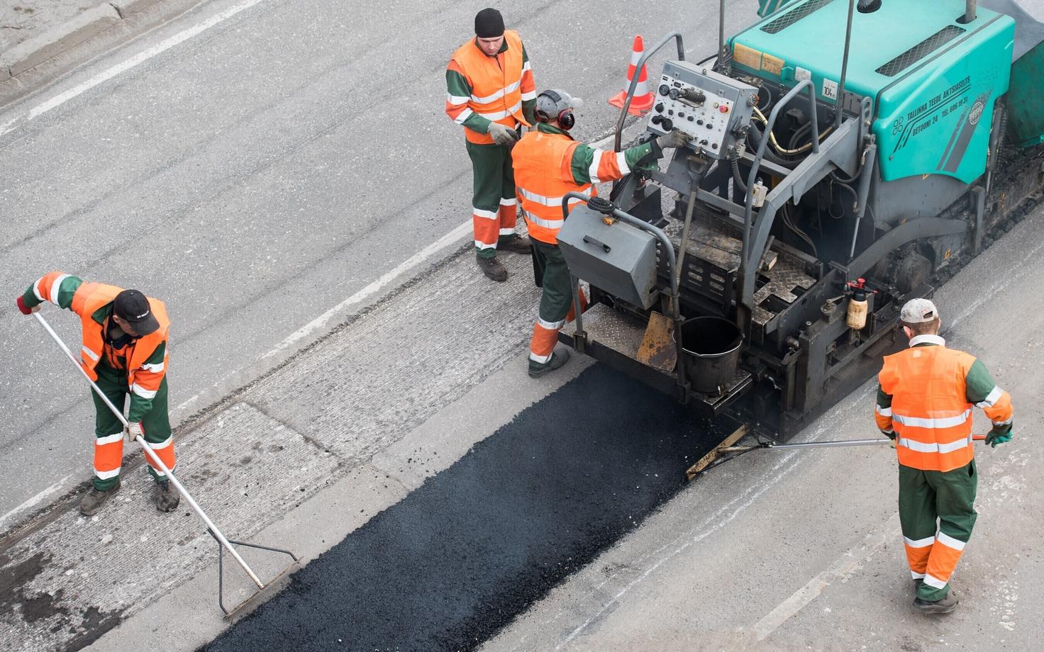 Töölised Tallinna tänavat parandamas