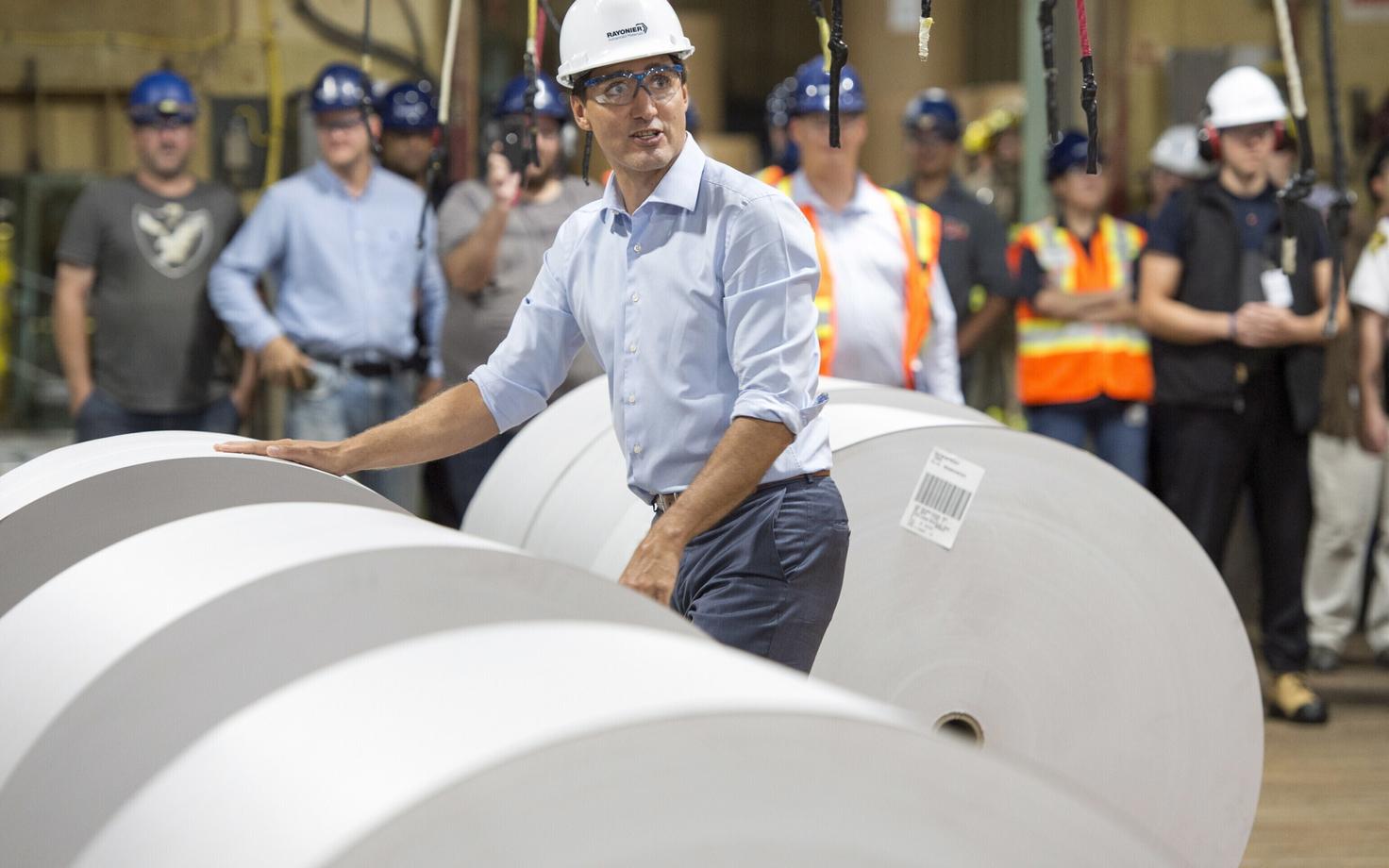 Kanada peaminister Justin Trudeau paberivabrikus.