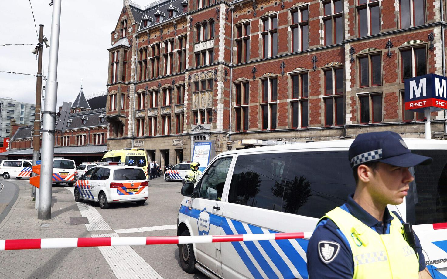 Politsei Amsterdami raudteejaama juures.