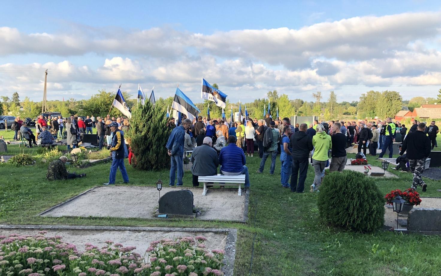 В акции приняли участие несколько сотен человек.