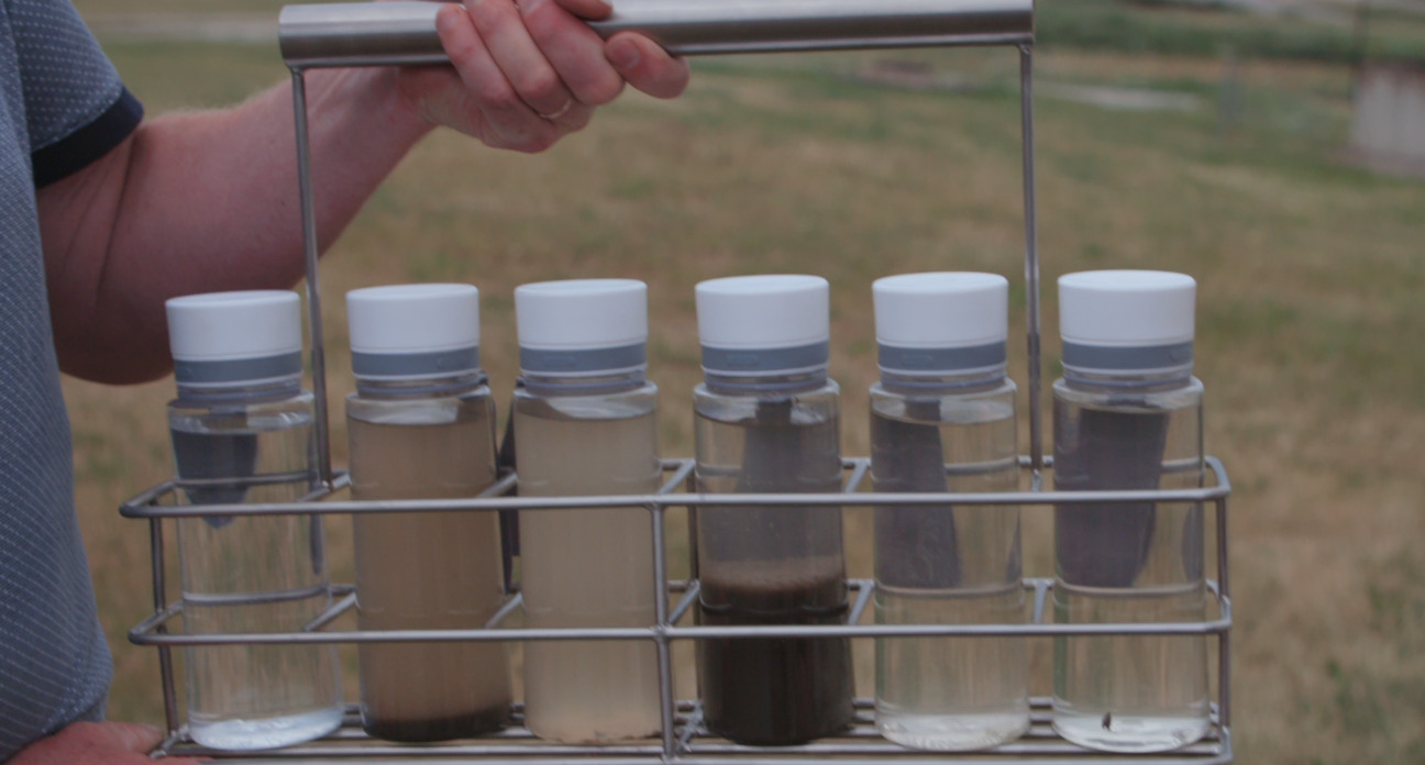 Erinevad etapid veepuhastuses. Viimane, päris läbipaistev vesi on see, mis lastakse loodusesse.