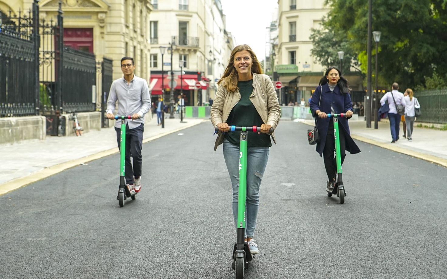 Самокаты Taxify в Париже.
