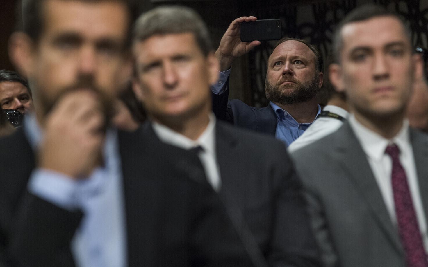 Vandenõuteoreetik Alex Jones kongressis Twitteri juhi Jack Dorsey (esiplaanil) kuulamise ajal.
