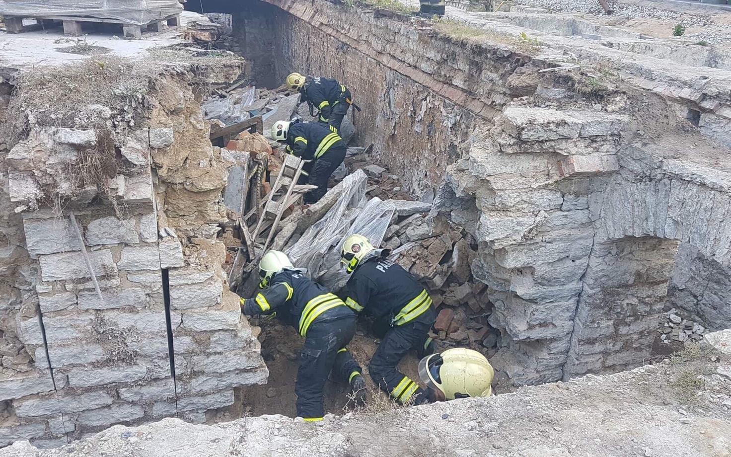 Rescuers on the scene at the collapse on Monday. 10 September 2018.