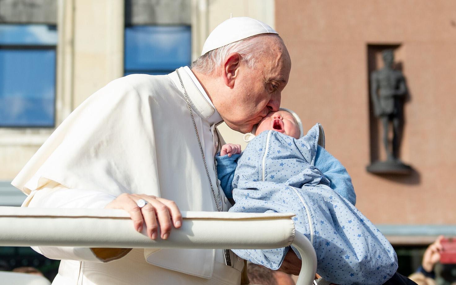 Paavst Tallinnas Vabaduse väljakul toimunud missa eel talle ulatatud beebit õnnistamas.