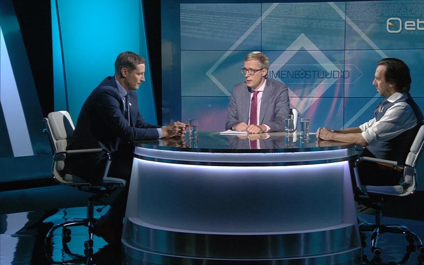 Keskkonnaministeeriumi asekantsler Marku Lamp ja Eesti Metsa Abiks esindaja Indrek Vainu.