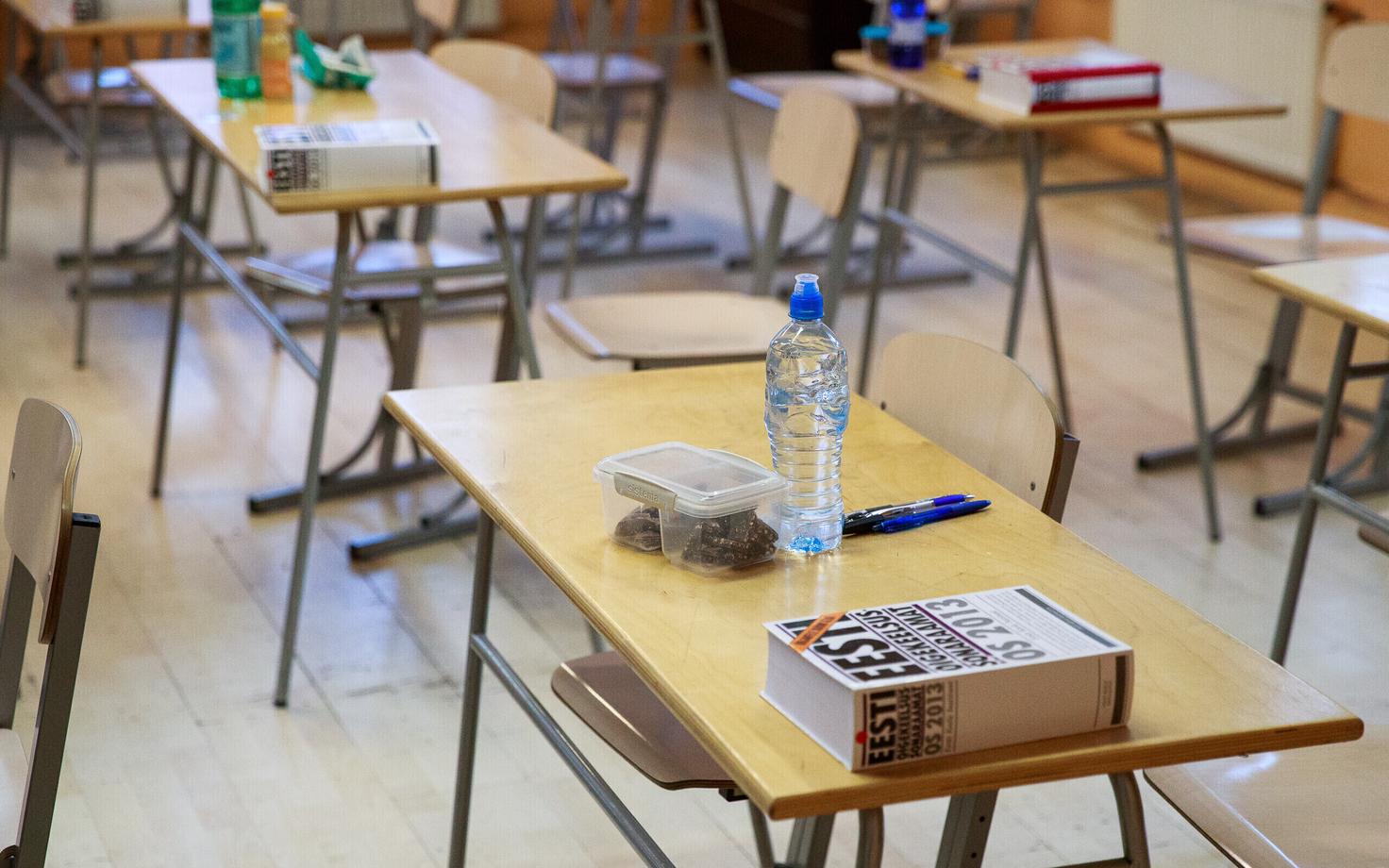 Tühi klassiruum eksami eel.