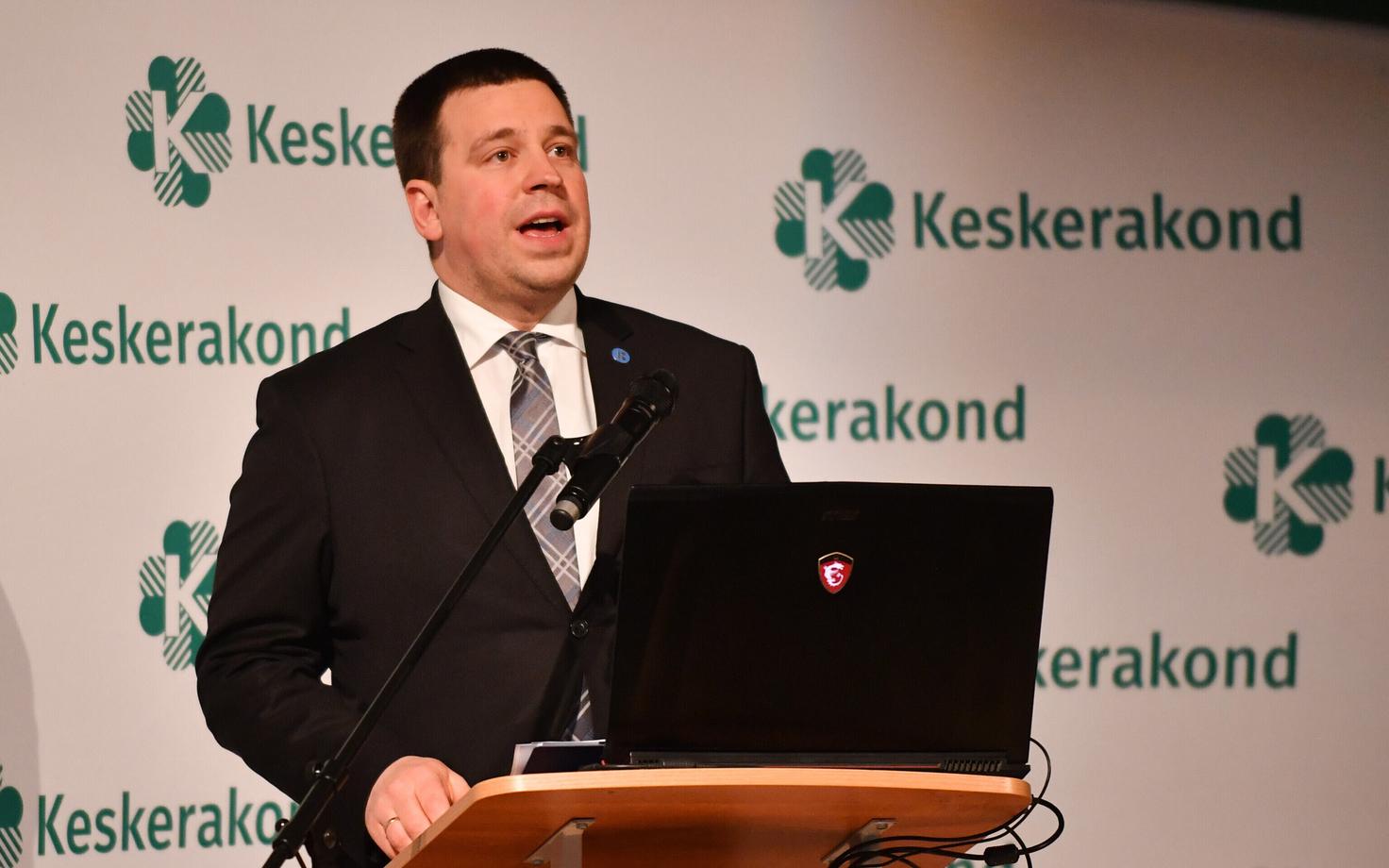 Юри Ратас рад приветствовать новичков из Тойла в партии.