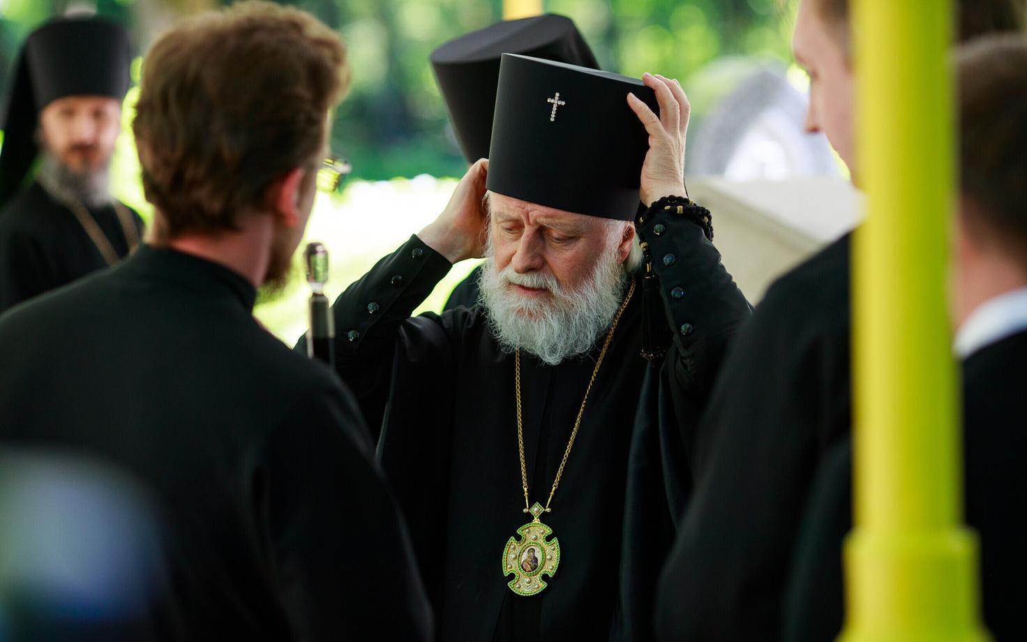 Среди прочих из-за заполнения квот вид на жительство не смог получить митрополит ЭПЦ МП Евгений.