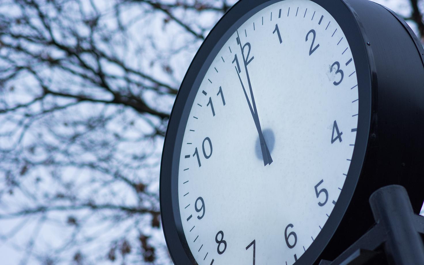 Часы. Иллюстративная фотография.
